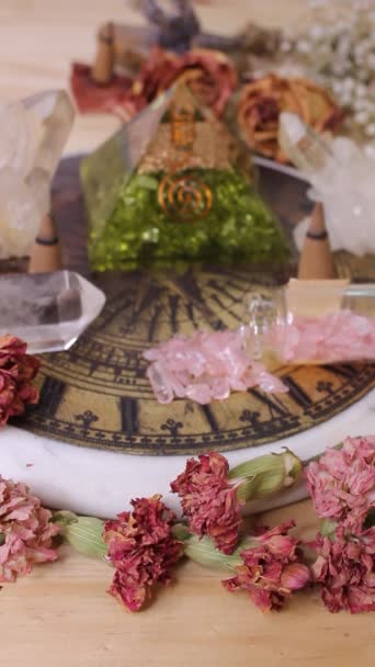 Pyramid Med Kristaller Och Torkade Blommor Antika Solur Meditation Scen — Stockvideo