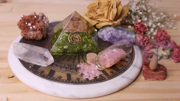Kristaller Kurumuş Çiçeklerle Antik Güneş Saati Meditasyon Sahnesinde Piramit — Stok video