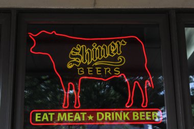 Georgetown TX: 7 Haziran 2023 - Georgetown şehir merkezindeki TX Window 'da Bölge İçimli Shiner Bock Bira Tabelası