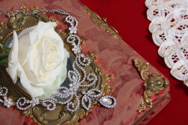 Kristal Elmas Kolyeli Kırmızı Antik Kitap Üzerine Beyaz Gül