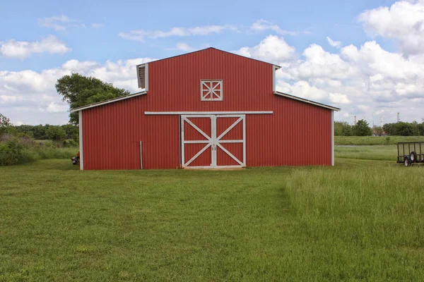 Mavi Gök 'le Yeşil Çimen' deki klasik Red Barn. Kırsal Doğu TX