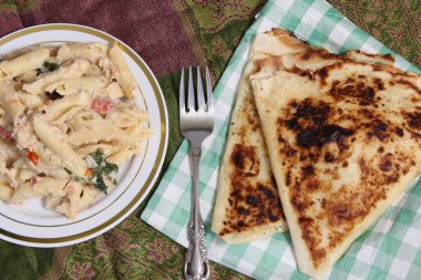 İtalyan Düz Ekmekli Carbonara Makarnası, Rustik Mutfak Masası