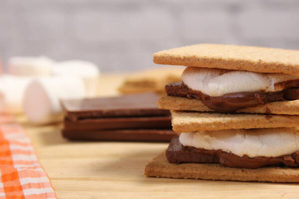 Сморес. Маршмэллоу с шоколадом и крекерами Грэхэм в сельской кухне