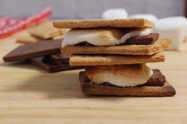 Smore 'lar. Çikolatalı marshmallow ve Rustic Kitchen 'da Graham krakerleri