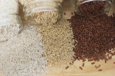 Rustic Kitchen 'da farklı pirinç çeşitleri. Kahverengi pirinçli Wild Rice
