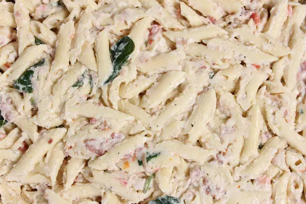 İçinde Penne Pasta Carbonara olan Tabak Kapanışı