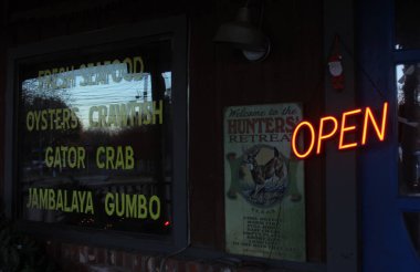 Henderson TX - 17 Aralık 2023: Henderson Teksas 'ta bulunan Yerel Restaurant Hushpuppy Kedi Balıkları ve Deniz Ürünleri