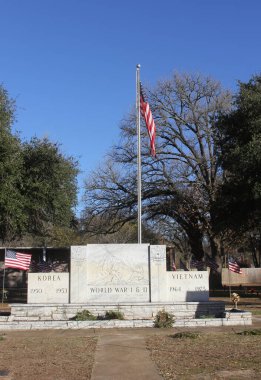 Tyler TX - 27 Aralık 2023: Tyler Texas 'taki Memorial Park Mezarlığındaki Savaş Anıtı ve Bayrakları