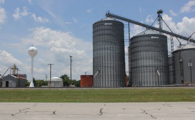 Granger, TX - 7 Haziran 2023: Büyük Tahıl Siloları Şehir Merkezi Granger TX 'de demiryolu rayları yakınında bulundu