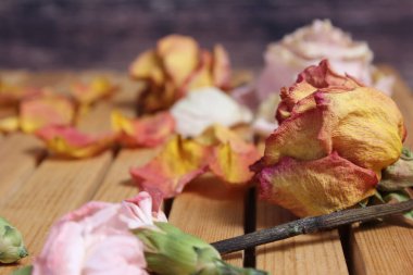 Tahta Masada Kuruyan Yaşlı Çiçekler. Güller ve karanfillerle Zinnia