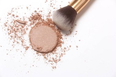 Açık renkli arkaplanda Kırık Renkli Kozmetik Pigmentleri