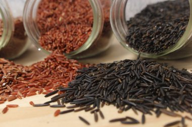 Rustic Kitchen 'da farklı pirinç çeşitleri. Kahverengi pirinçli Wild Rice