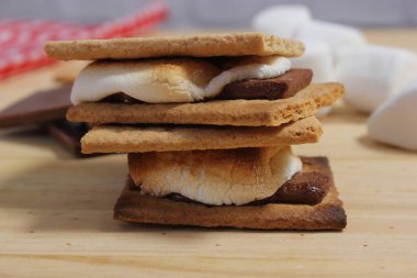 Smore 'lar. Çikolatalı marshmallow ve Rustic Kitchen 'da Graham krakerleri