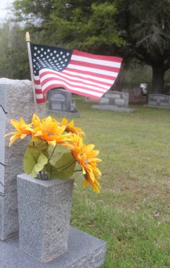 Kilgore Texas Memorial Gardens Mezarlığı 'ndaki Mezar Taşı ve Bayrak' a yakın.
