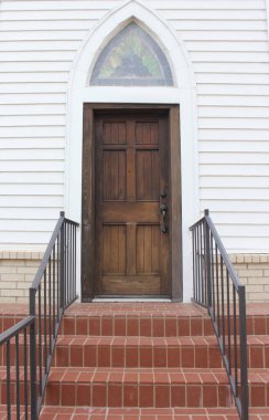 Kırsal Doğu Teksas 'taki Küçük Beyaz Kilisenin Kapısı ve Adımları
