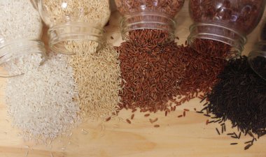 Rustic Kitchen 'da farklı pirinç çeşitleri. Kahverengi pirinçli Wild Rice