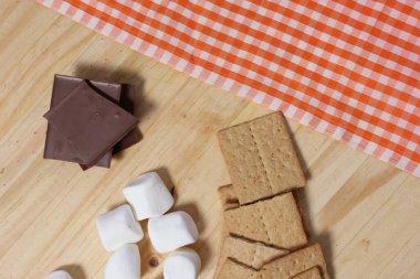 Smore 'lar. Çikolatalı marshmallow ve Rustic Kitchen 'da Graham krakerleri