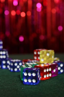 Pembe Bokeh Arkaplanlı Yeşil Keçe Üzerine Renkli Zar Yığını