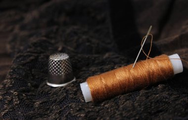 Siyah Dantelli, eskimiş kahverengi kumaş ve ten rengi iplik