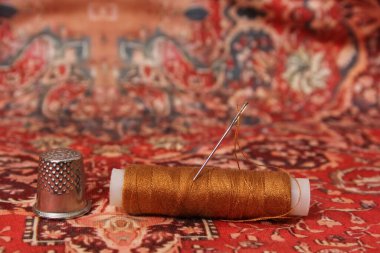 Renkli Vintage Kumaş Üzerinde Yüksük İplik