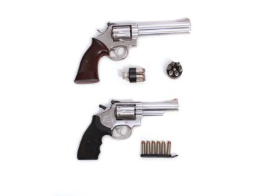 Klasik Revolver Silahları Hız Yükleyicileri Beyazda İzole Edildi
