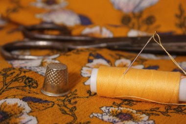 Vintage Kumaşta Altın Sarı İplik Kapat