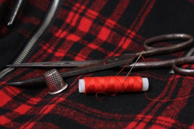 İplik ve Makasla Kırmızı ve Siyah Ekose Kumaş Yaklaş