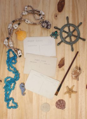 Eski kartpostallar ve mermiler düz dizayn edilmiş plaj arkaplanı