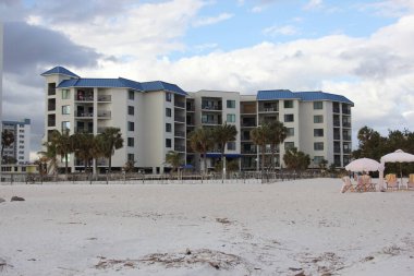 St Pete Beach FL - 3 Kasım 2024: St Pete Beach Florida 'da deniz kenarındaki binalar