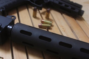 Tahta Masada Cephaneli Yarı Otomatik Tabanca