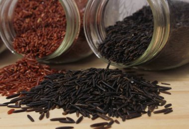 Rustic Kitchen 'da farklı pirinç çeşitleri. Kahverengi pirinçli Wild Rice