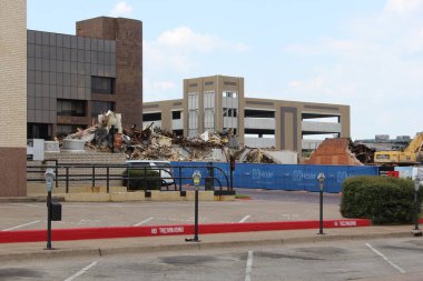 Tyler, TX -25 Ağustos 2024: Tyler TX 'te yeni Smith County Adliyesi' ne yer açmak için yıkılan binalar