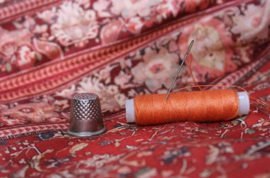 Renkli Vintage Kumaş Kapanışı Üzerinde Yüksük Renkli Turuncu İplik