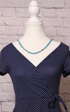 Klasik Mavi İğne Elbise Ucuzluk Mağazasında Giyindi