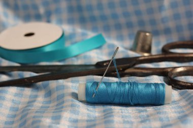 Mavi İplik, Yüksük ve Şırınga Vintage Mavi ve Beyaz Kumaşta