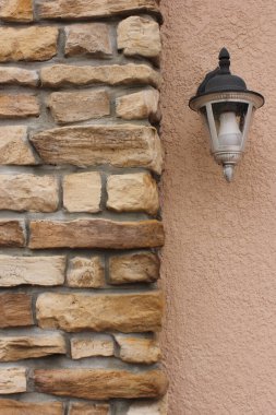 İkamet Evinin Dışında Tuğla Duvar ve Lamba