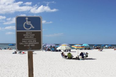 Bradenton Beach FL - 4 Kasım 2024: Güneşli bir günde Florida Sahili
