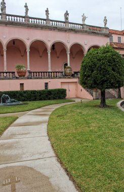 Sarasota FL - 5 Kasım 2024: Sarasota Florida 'da bulunan Ringling Sanat Müzesinin Avlusu
