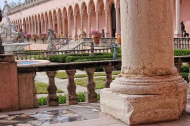 Sarasota FL - 5 Kasım 2024: Sarasota Florida 'da bulunan Ringling Sanat Müzesinin Avlusu