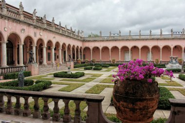 Sarasota FL - 5 Kasım 2024: Sarasota FL 'de bulunan Milton Kasırgası' ndan hasar gören Ringling Sanat Müzesinin Avlusu