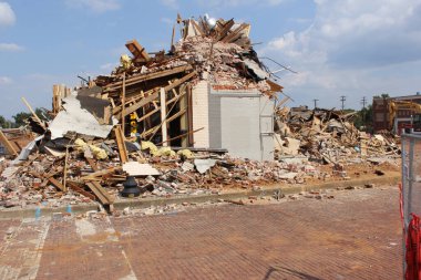 Tyler, TX -25 Ağustos 2024: Tyler TX 'te yeni Smith County Adliyesi' ne yer açmak için yıkılan binalar