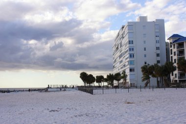 St Pete Beach FL - 3 Kasım 2024: St Pete Beach Florida 'da deniz kenarındaki binalar