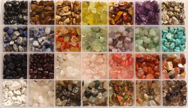 Doğal Taş Mücevher Çipleri Konteynırı Yakın çekim için