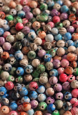 Mücevher Tasarımı İçin Renkli Akrilik Boncuklar Yığını