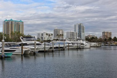 Sarasota FL - 4 Kasım 2024: Mariana şehir merkezindeki tekneler Sarasota Florida 'da bulundu