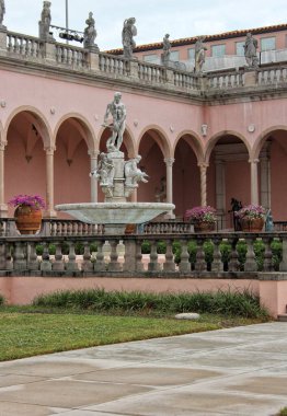 Sarasota FL - 5 Kasım 2024: Sarasota Florida 'da bulunan Ringling Sanat Müzesinin Avlusu