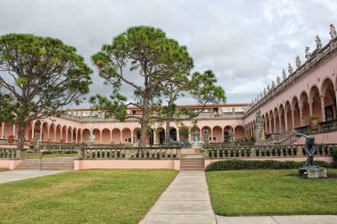 Sarasota FL - 5 Kasım 2024: Sarasota FL 'de bulunan Milton Kasırgası' ndan hasar gören Ringling Sanat Müzesinin Avlusu