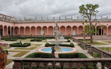 Sarasota FL - 5 Kasım 2024: Sarasota FL 'de bulunan Milton Kasırgası' ndan hasar gören Ringling Sanat Müzesinin Avlusu