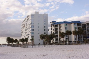 St Pete Beach FL - 3 Kasım 2024: St Pete Beach Florida 'da deniz kenarındaki binalar