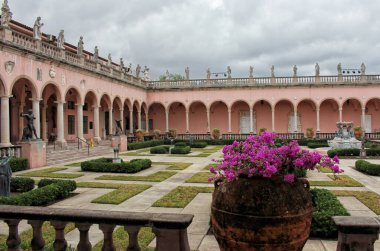 Sarasota FL - 5 Kasım 2024: Sarasota FL 'de bulunan Milton Kasırgası' ndan hasar gören Ringling Sanat Müzesinin Avlusu